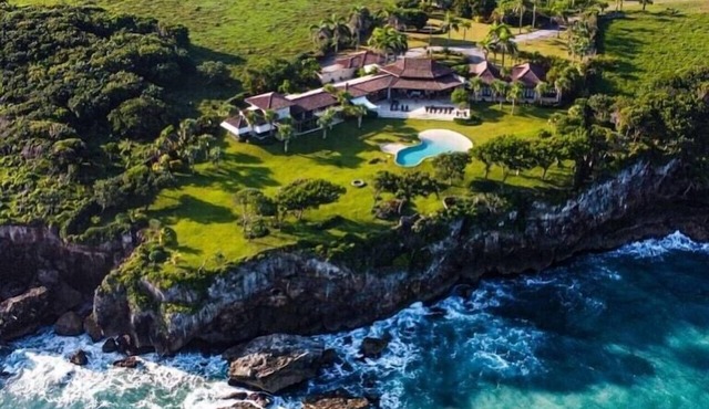Luxury Oceanfront Villa w/Pool and cliffside tub