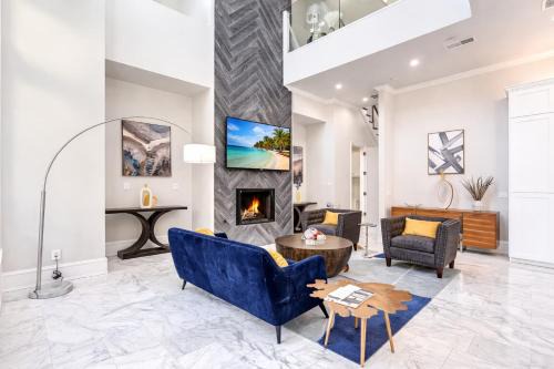 Luxury Oak Lawn Home | Game Room, Parking, Balcony