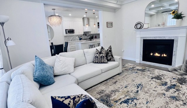 Luxury Oakville Home, Cozy, Hot Tub, Gas Fireplace, 4 Bedrooms, 3.5 Baths