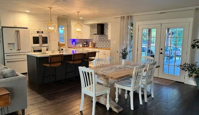 Luxury Oasis 4BR, Pool, Grill, Coffee+Snack Bar