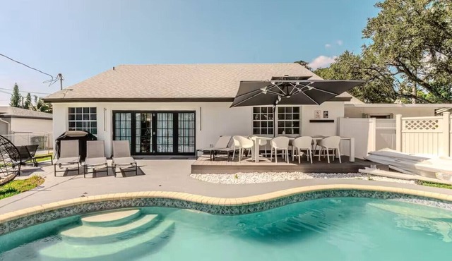 Luxury Oasis for 11: Pool & Games, 15 Min to Beach