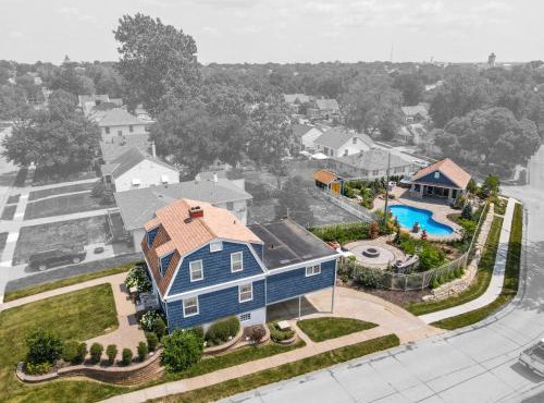 Luxury Oasis Heated Pool, Hot Tub, BBQ