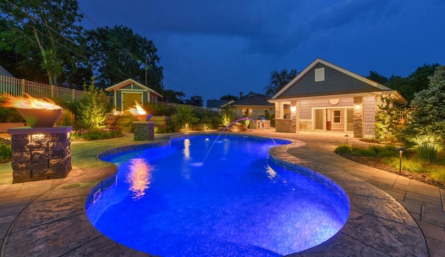 Luxury Oasis Heated Pool, Hot Tub, BBQ