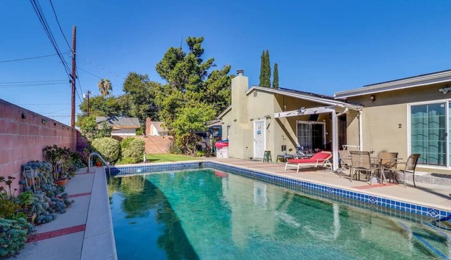 Luxury Oasis Home w/Pool & Free Parking -6 Guests . Near CSUN