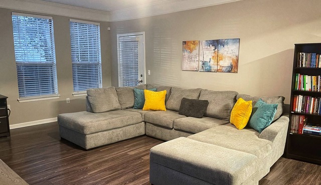 Luxury Oasis - King & Queen Suites near the Avalon