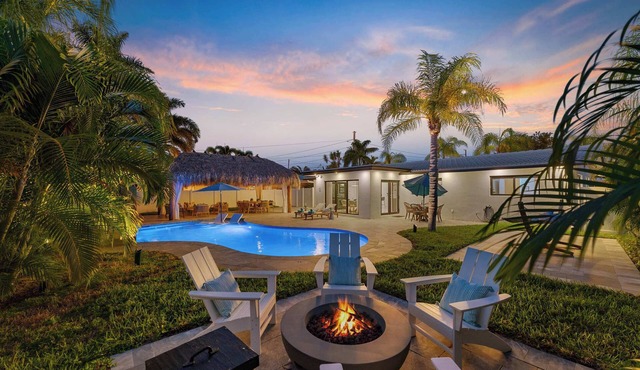 Luxury Oasis~Min to Beach~Fire Pit~Heated Pool