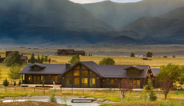 Luxury Oasis Near Yellowstone, Spacious 4-Bedroom Home, pond, Guest House