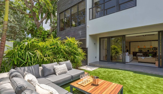 Luxury OASIS of Las Olas -2 Story home w/ HOT TUB