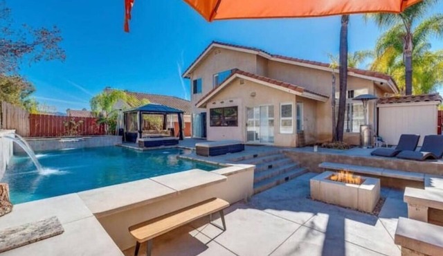 Luxury Oasis: Poolside Bliss