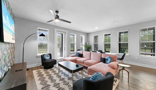 Luxury Oasis: Posh 3BR/2BA with Pool & Gym