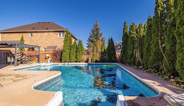 Luxury Oasis Retreat for entire family with Heated Saltwater Pool