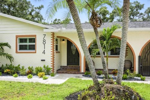 Luxury Oasis Retreat Pickleball Pool Spa Billiard Gaming