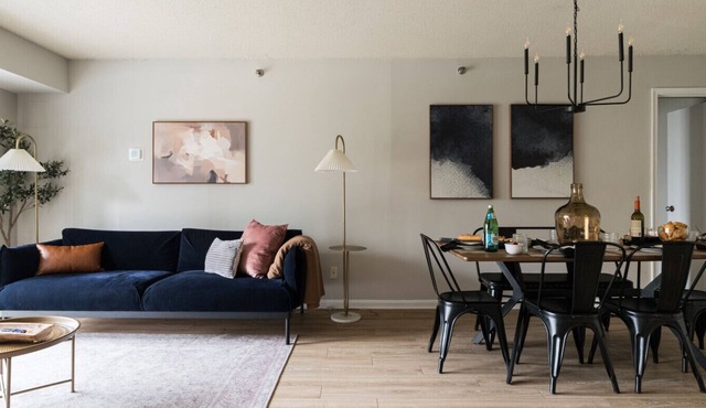 Luxury Oasis: Sleeps 7 | King Bed | Prime Location