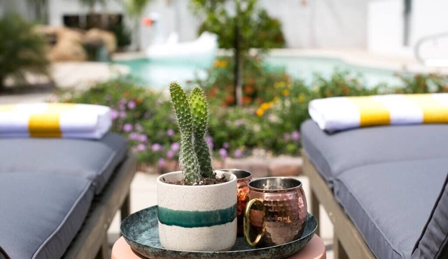 Luxury Oasis with Pool Sleeps 7 - Close to Old Town!
