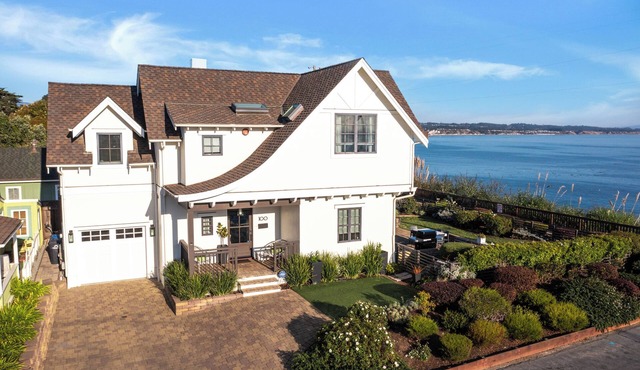 Luxury Ocean Front/Panoramic Views,Walk to Beach, Shops & Dining