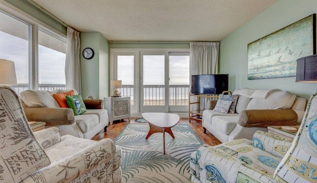 Luxury Oceanfront Condo - Pool - Sauna - Parking