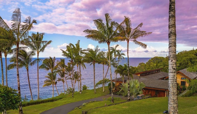 Luxury Oceanfront Balinese Oasis
