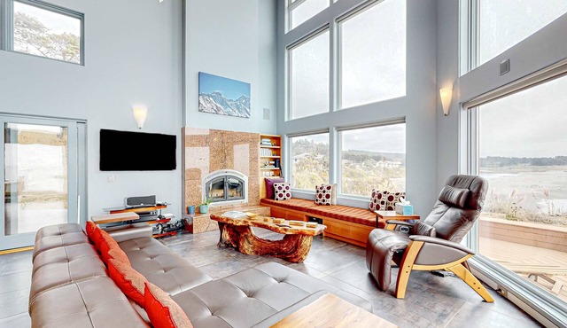 Luxury oceanfront home with 270-degree views, hot tub & 2 fireplaces