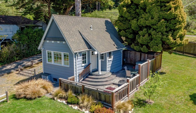 Luxury oceanside retreat, hot tub, epic views, expansive grounds for wildlife viewing and picnics