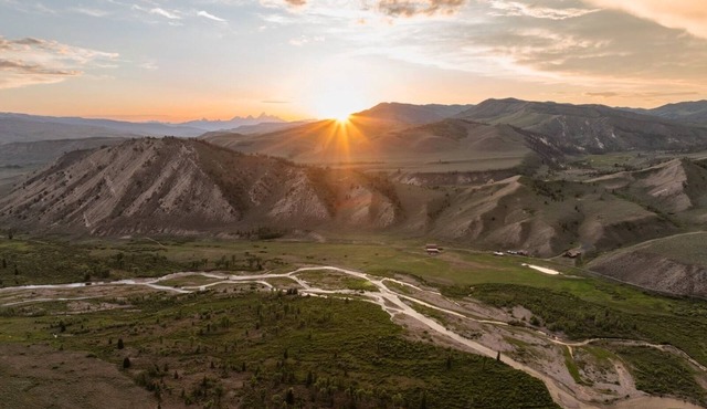 Luxury Off-Grid Ranch near Jackson Hole-Tesla-Starlink 1hr to Downtown-150 Acres