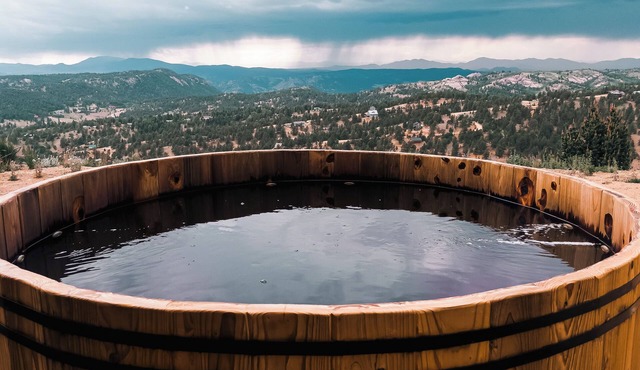 Luxury Off-Grid Yurt: Hot Tub, Epic Views, WiFi, 10 Mins from Cripple Creek!