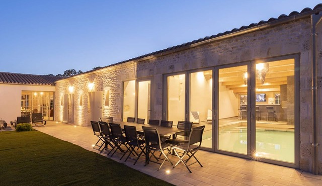Luxury oleronnaise farmhouse at the foot of the vines with private enclosed swimming pool