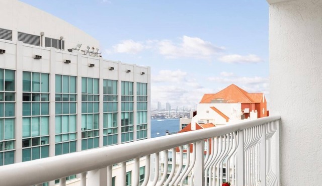 Luxury on 42nd Floor with Rootop Pools & Free Parking