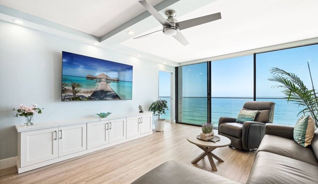 Luxury on Cloud 9! Amazing oceanfront views. 2 bedrooms 2 bath, Sleeps 6 guests.