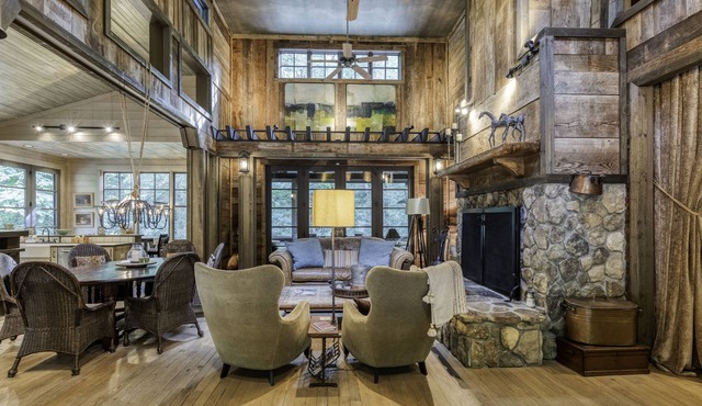 Luxury on Fightingtown Creek, minutes to downtown Blue Ridge or McCaysville.
