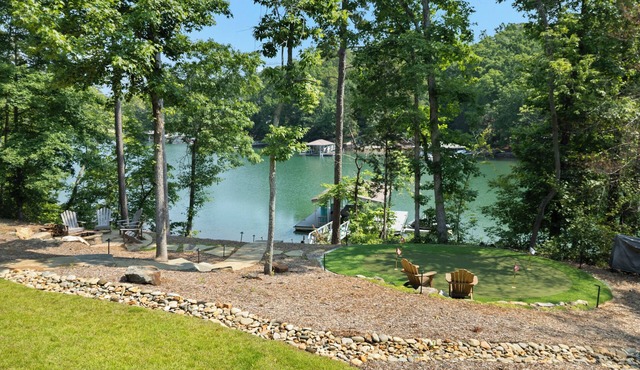 LUXURY on Lake Keowee. Quiet cove. Putting green. Near Clemson. Sleeps 18