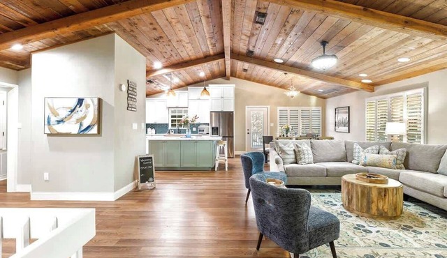 Luxury on Lake LBJ With Hot Tub Firepit & Boat Slip