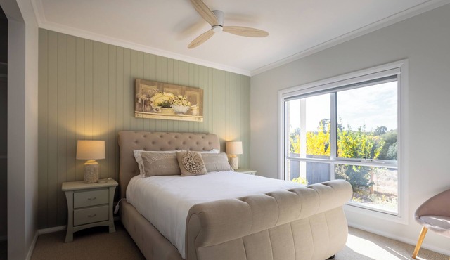 Luxury On Lyons - centrally located in a tranquil, beautiful bush setting.