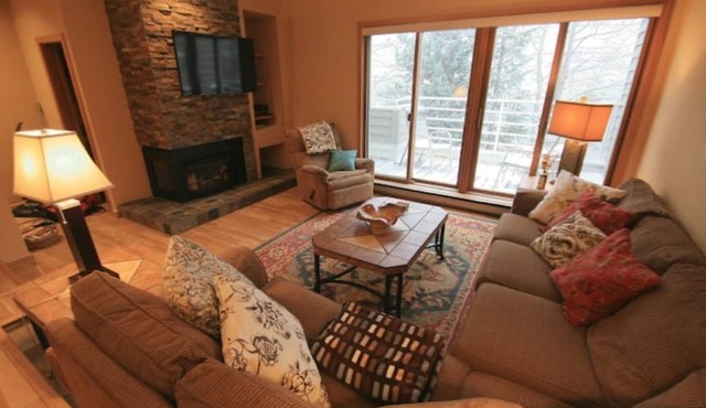 Luxury on Main St +Hot Tub &Steps to Brew & Trails