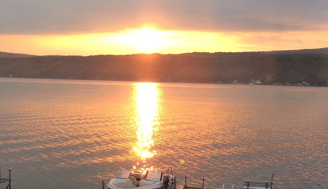 Luxury on the Lake.Completely remodeled lakeside retreat!