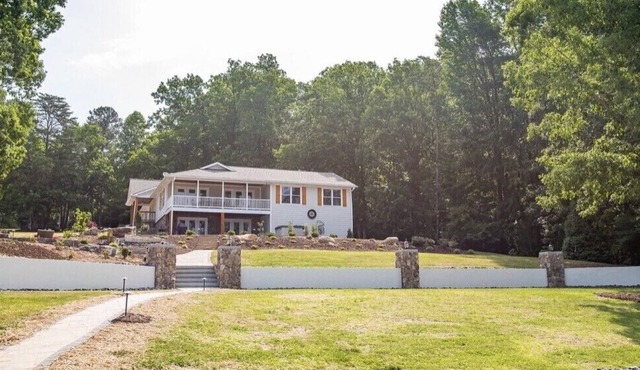 Luxury on the Lake! Hot Tub, Fire Pit, Boat Dock, Pool Table etc.