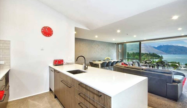 Luxury on the Lake by Southern Comfort Accommodation