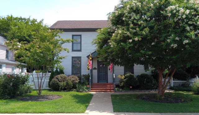 Luxury on the river, steps to downtown &boat ramp!