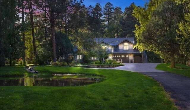 Luxury on the River, Spacious Home Nestled in the Woods, Private Hot Tub, Yard