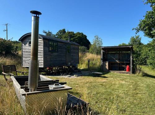 Luxury One Bed Shepherd's Hut with Hot Tub