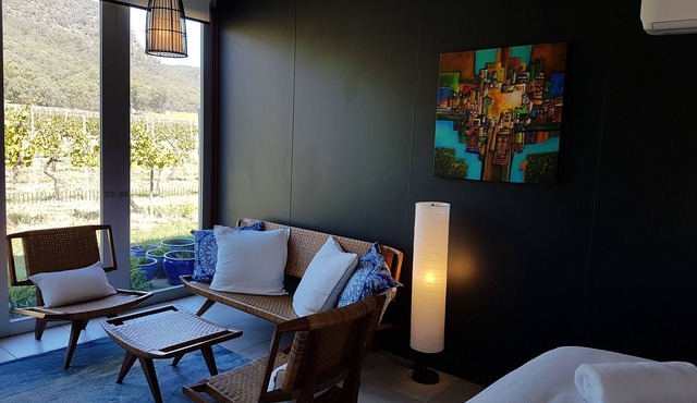 Luxury One Bedroom Apartment set amongst the vines