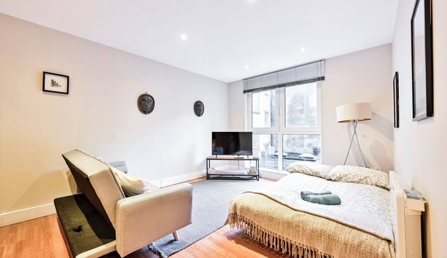 Luxury One-Bedroom by Tower of London Prime Location