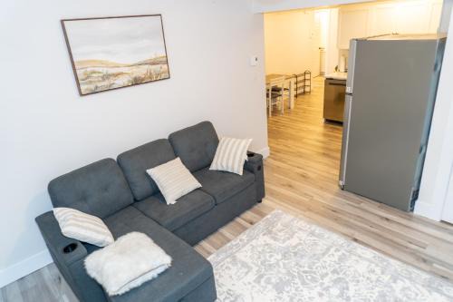 Luxury One Bedroom Private Apartment just 7 minutes from the Airport