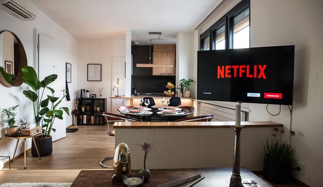 Luxury One-Bedroom Suite with Stunning Views of the Jet d’Eau and Mountains