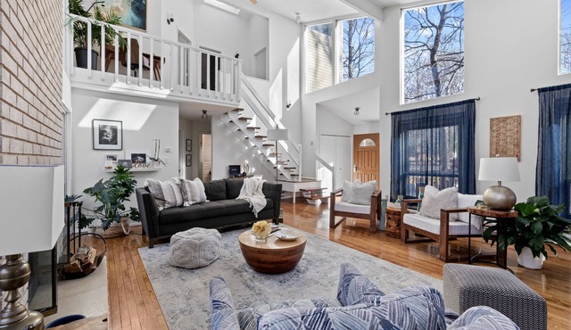 Luxury Open-Concept Retreat.Hot Tub.GameRoom.Hiking.Lake.Pool.Pet- Friendly.EVC!