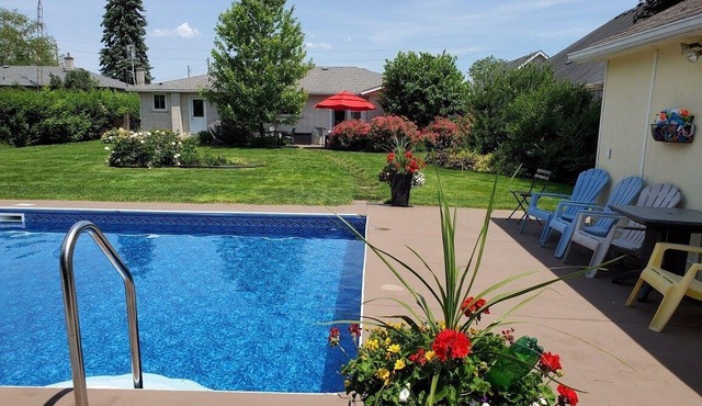 Luxury Open Concept Cottage With Large Pool and Yard