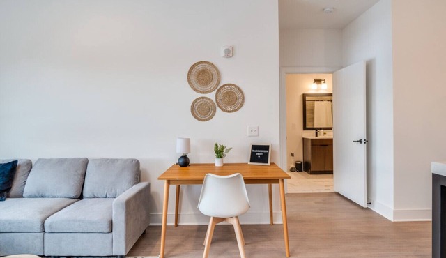 Luxury OTR Condo w/Pool, Gym & Rooftop