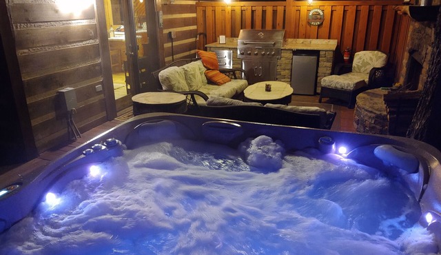 Luxury Outdoor LR & BBQ, Mtn Top retreat- MOOSEMAC - 7 person hot tub & more!