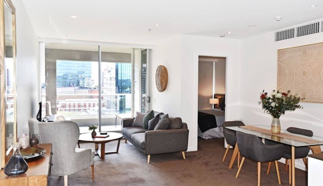 Luxury Overlooking Hindmarsh Sq with Pool & Gym