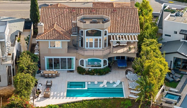 Luxury Pacific Beach Hilltop Rooftop Deck, Pool, 14-Person Hot Tub, 6BR/5BA