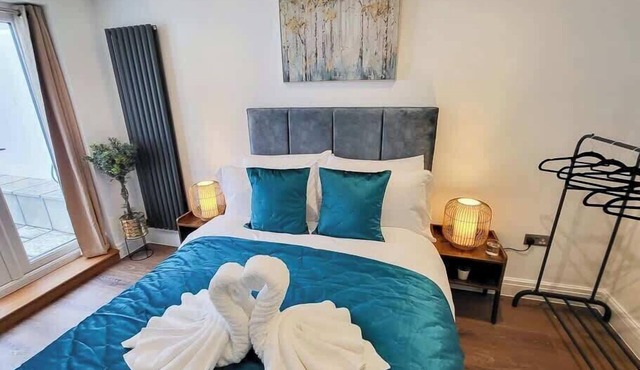 Luxury pad centrally located near Brighton Station